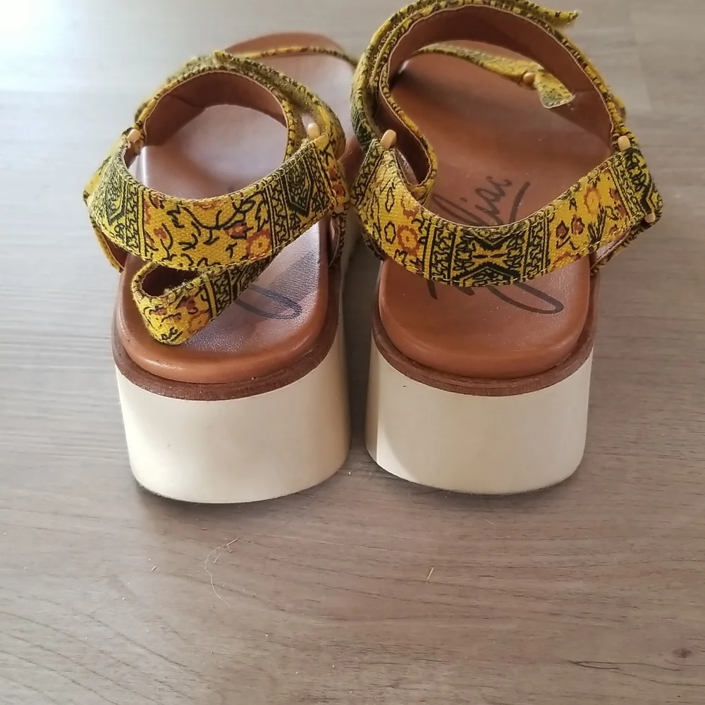 Zodiac Bria Wedge Sandal - Picture 9 of 13